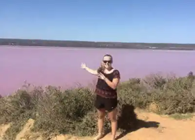 au pair med anixi på stranden i australien